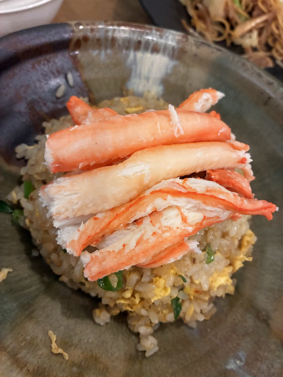 isojimank's tweet photo. 今回のお呼ばれはお気に入りの中華屋さんで
カニ身たっぷりのカニチャーハン🦀、

具材はもちろんのこと餡まで残さず食べてしまうほど美味しい酢豚🐷

デザートは上品な甘さがたまらないごま団子🍡

食後のジャスミンティーで喉も胃袋もご機嫌になりました🍵 https://t.co/OHeJ7NW0LS