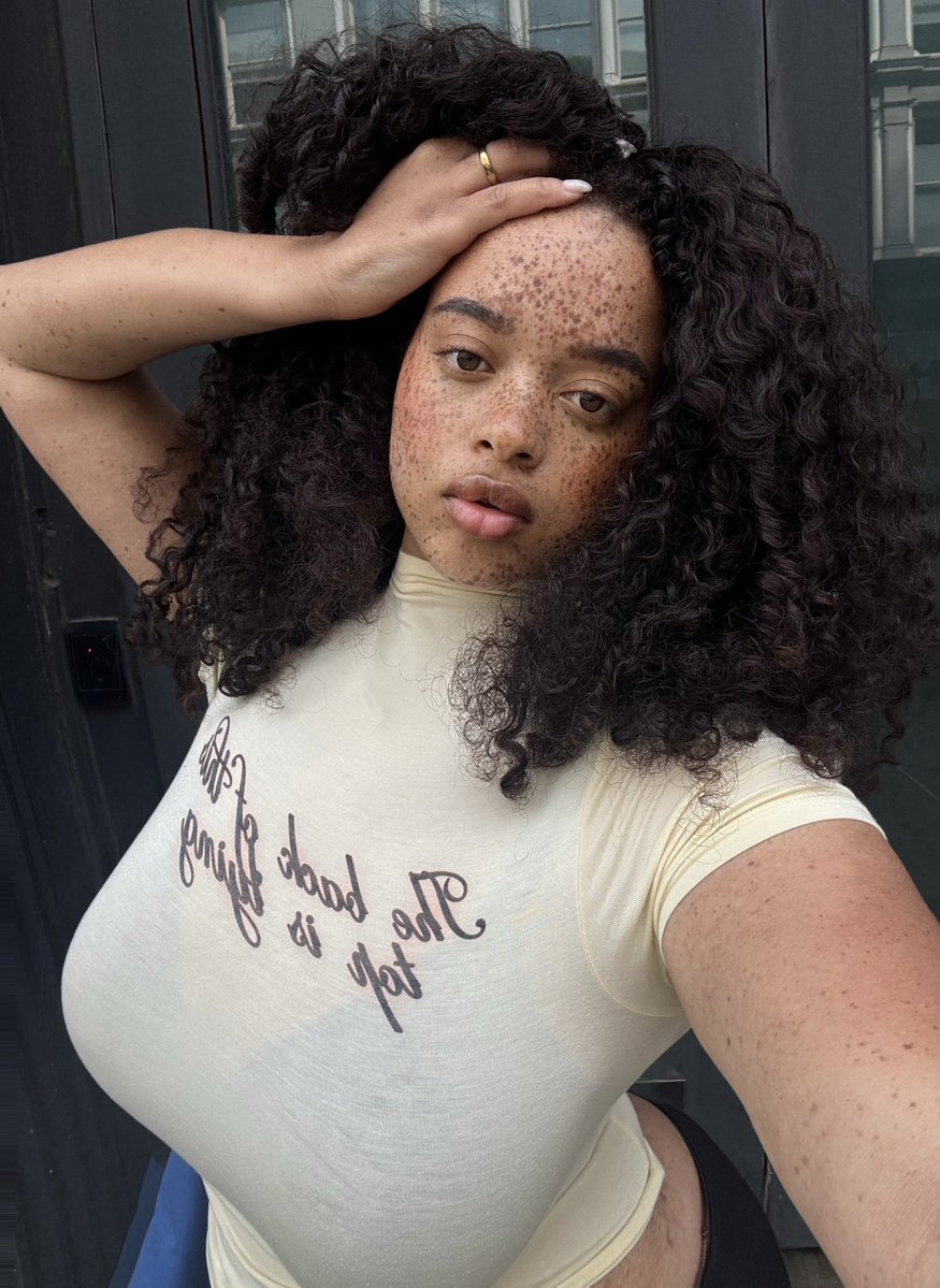 thatsootyy's tweet photo. Messy hair blush and freckles all summer and my juicy Lips https://t.co/JMPjjt4A5z