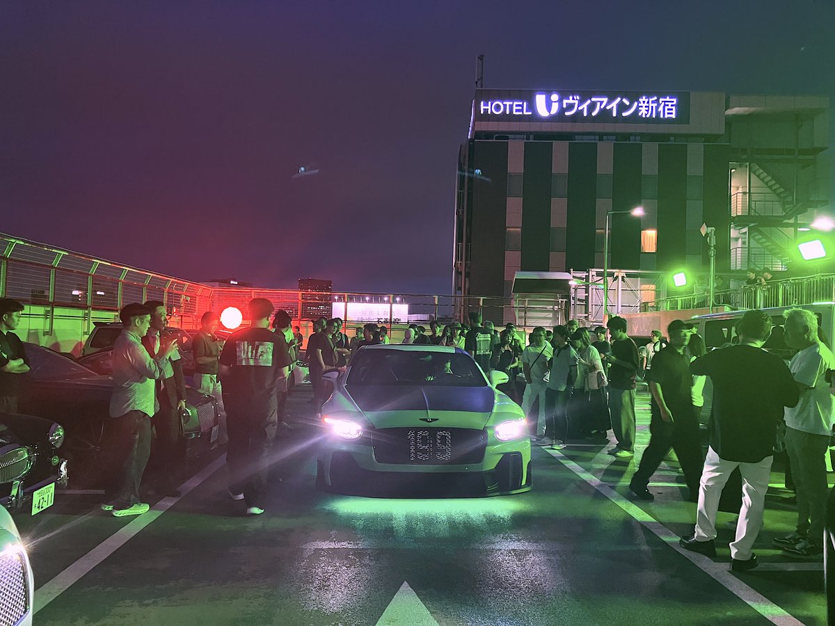 motorpressjp's tweet photo. 今日は新宿伊勢丹の駐車場をジャックして行われたシークレットイベント、ベントレー CarS &amp; Coffee へ。世界を巡行中のトラヴィス・パストラーナのコンチネンタルGTスポーツのアンベールをメインに、すっごいクルマとVIPが大集結。生沢舞さんとも久々に会えたし、スゴいイベントでした。 https://t.co/9J6XOIrvdQ