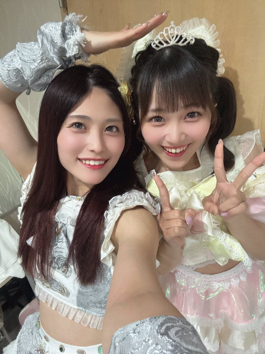RIZUMU_LEVEL7's tweet photo. 最年少もう21ﾁｬｲ🤜🤛
さやちゃんおめでとう💛 https://t.co/FjgLRTyIiZ