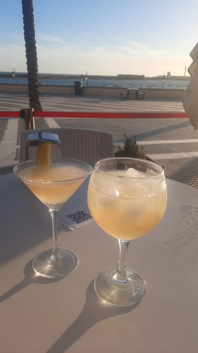 iloliviaa's tweet photo. Due bicchieri #LaCaleta #Cádiz 🍸🍸🍸🍸🍸🍹🍹🍹 https://t.co/PrTcFd05w4