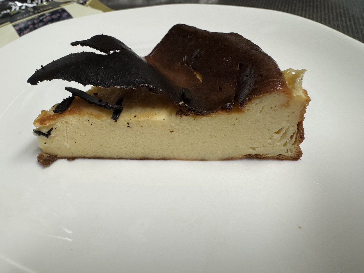 Fruor_all's tweet photo. 昔クリームチーズで作ったバスク風チーズケーキ
今回は水切りヨーグルトで作ってみた。
サッパリしてて夏に良いかもだけどコクが足りない気がするなぁ
あともっと小さい型で作れば良かった。。。 https://t.co/1S5Lk3U12F