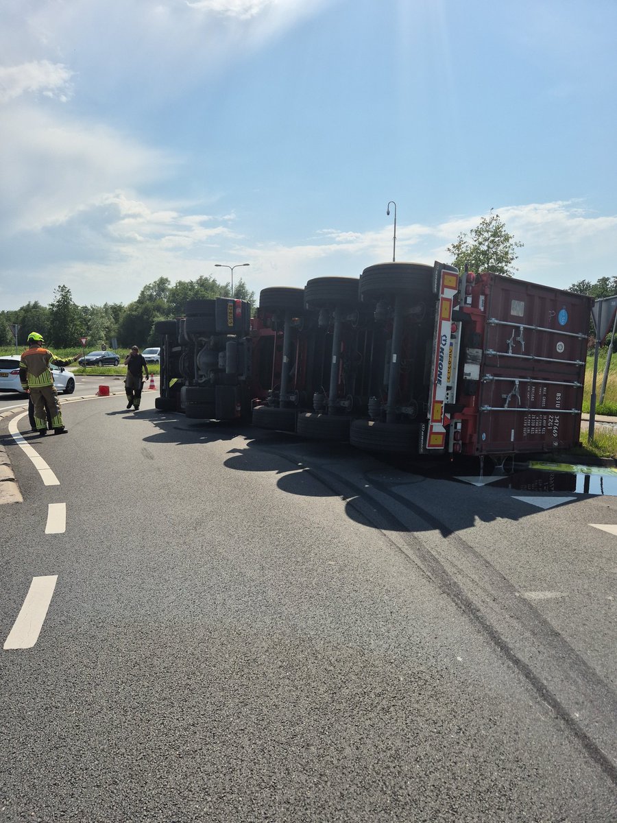 Gekantelde vrachtwagen op N210 bij afslag Krimpen aan de Lek