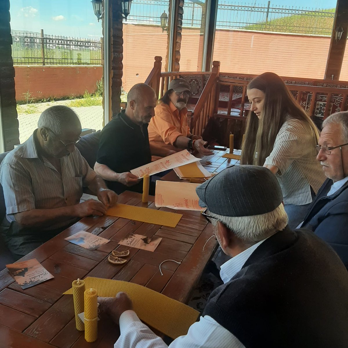 sivasavsh's tweet photo. 📍 Sivas Huzurevi Yaşlı Bakım ve Rehabilitasyon Merkezi Müdürlüğü 

Babalar Günü dolayısıyla, Huzurevi’nde kalan hürmet makamının sahibi kıymetli büyüklerimizin hayat tecrübeleriyle yolumuzu aydınlatmalarını simgeleyen doğal bal peteklerinden mum yapım etkinliği gerçekleştirildi.

Kıymetli büyüklerimizin katılımıyla gerçekleştirilen etkinlikte, el becerileri ve yaratıcılıkları sergilenirken üretmenin verdiği memnuniyet ve paylaşma duygusu ön plana çıktı. Sevgi ve emekle hazırlanan mumlar, günün anlamına uygun güzel anılara eşlik etti.