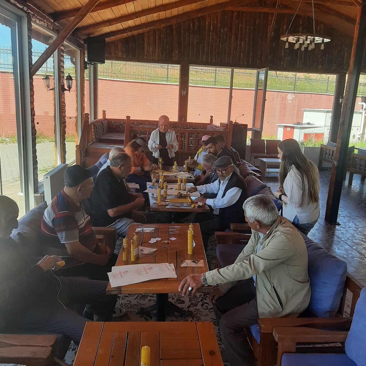sivasavsh's tweet photo. 📍 Sivas Huzurevi Yaşlı Bakım ve Rehabilitasyon Merkezi Müdürlüğü 

Babalar Günü dolayısıyla, Huzurevi’nde kalan hürmet makamının sahibi kıymetli büyüklerimizin hayat tecrübeleriyle yolumuzu aydınlatmalarını simgeleyen doğal bal peteklerinden mum yapım etkinliği gerçekleştirildi.

Kıymetli büyüklerimizin katılımıyla gerçekleştirilen etkinlikte, el becerileri ve yaratıcılıkları sergilenirken üretmenin verdiği memnuniyet ve paylaşma duygusu ön plana çıktı. Sevgi ve emekle hazırlanan mumlar, günün anlamına uygun güzel anılara eşlik etti.