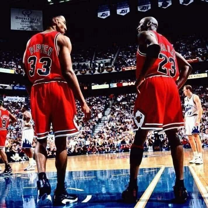TiburonesPrem's tweet photo. 🏀 Michael Jordan anotó al menos 20 puntos en todos los partidos de las Finales en los que jugó (35). 

Siendo el máximo anotador en 32 de ellos, con Scottie Pippen liderando (dos veces) y Toni Kukoc (una vez) los únicos otros que lo lograron con los Bulls. https://t.co/hATXo17iuk