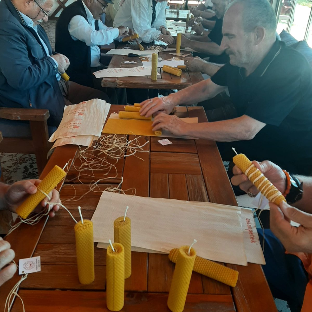 sivasavsh's tweet photo. 📍 Sivas Huzurevi Yaşlı Bakım ve Rehabilitasyon Merkezi Müdürlüğü 

Babalar Günü dolayısıyla, Huzurevi’nde kalan hürmet makamının sahibi kıymetli büyüklerimizin hayat tecrübeleriyle yolumuzu aydınlatmalarını simgeleyen doğal bal peteklerinden mum yapım etkinliği gerçekleştirildi.

Kıymetli büyüklerimizin katılımıyla gerçekleştirilen etkinlikte, el becerileri ve yaratıcılıkları sergilenirken üretmenin verdiği memnuniyet ve paylaşma duygusu ön plana çıktı. Sevgi ve emekle hazırlanan mumlar, günün anlamına uygun güzel anılara eşlik etti.