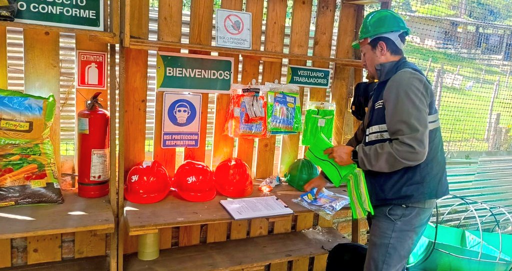 AgrocalidadZ5's tweet photo. #Bolívar | Ejecutamos controles posregistro a empresas de fertilizantes en el cantón San Miguel, con la finalidad de verificar el cumplimiento de las normas técnicas, garantizando su calidad, eficacia y seguridad para el sector agrícola.
 #InsumosDeCalidad https://t.co/waHpAHHuM3