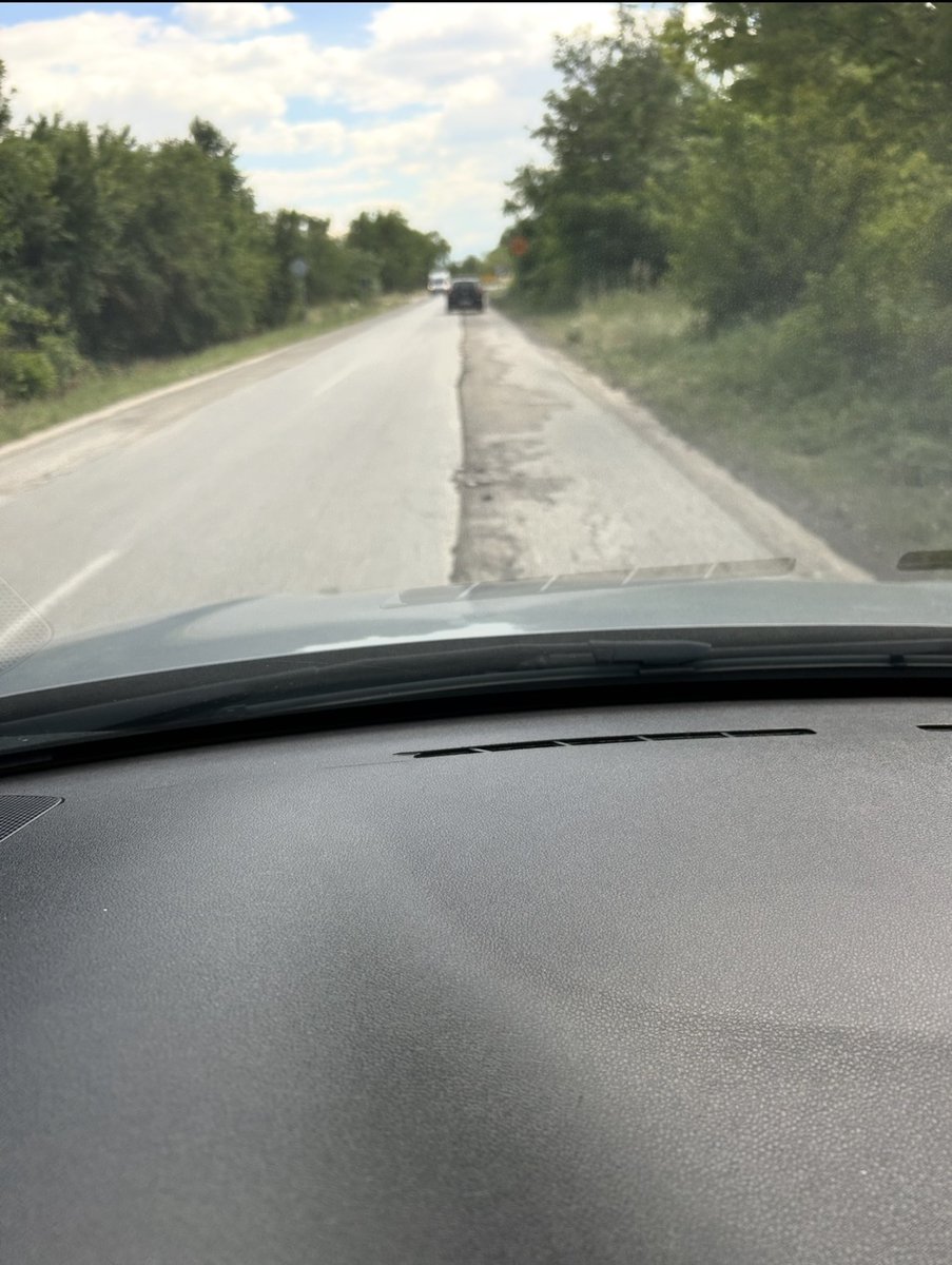 BoroKitanoski's tweet photo. По ова парталиве возиме Прилеп - Битола, додека го прават патот. Се знае уште колку години? https://t.co/K8XlrdRVNC