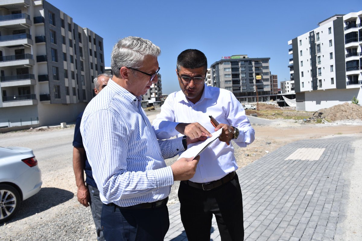 BatmanilMEM's tweet photo. İl Müdürümüz Planlanan Okul Yatırım Alanlarında İncelemelerde Bulundu

İl Millî Eğitim Müdürümüz Yaşar Ciğer, İnşaat ve Emlak Hizmetlerinden sorumlu İl Millî Eğitim Müdür Yardımcısı Mustafa Arslan ile birlikte, ilimizde eğitim yatırımları kapsamında planlanan okul alanlarında incelemelerde bulundu.

Öğrenci yoğunluğunun bulunduğu bölgelerdeki eğitim ihtiyaçları değerlendirilerek yeni okul yapılması planlanan alanlar yerinde incelendi.

Yerel planlama kapsamında eğitim yatırım programına alınması planlanan ve Bakanlık yatırım programına sunulacak okul yatırımları şunlardır:

📍Gültepe Mahallesi - 32 derslik okul
📍Çamlıtepe Mahallesi - 32 derslik okul
📍Seyitler Mahallesi - 24 derslik okul
📍Erköklü Mahallesi - 32 derslik okul
📍Yenişehir Mahallesi - 32 derslik okul
📍Pazaryeri Mahallesi - 20 derslik okul
Planlanan yatırımlarla eğitim altyapısının güçlendirilmesi ve öğrencilerimizin daha uygun eğitim ortamlarına kavuşması hedeflenmektedir.

@tcmeb @Yusuf__Tekin @batmanvaliligi @yasarciger