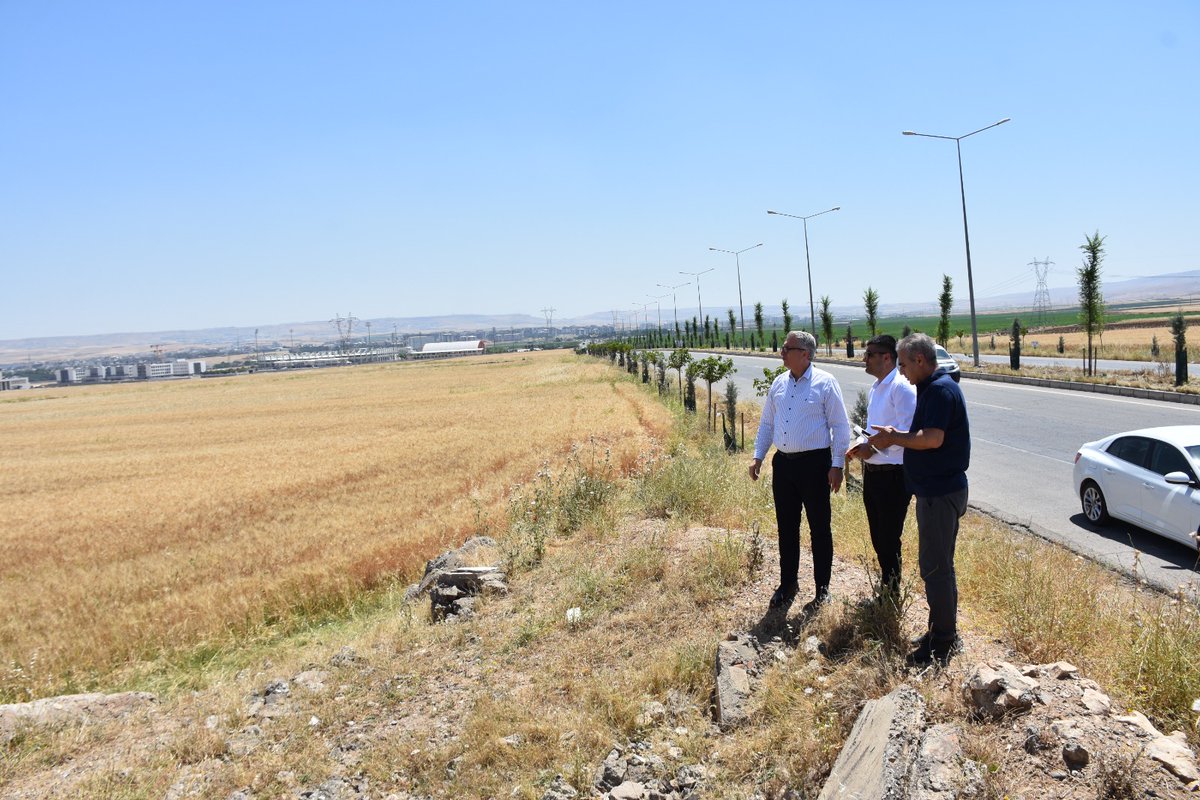 BatmanilMEM's tweet photo. İl Müdürümüz Planlanan Okul Yatırım Alanlarında İncelemelerde Bulundu

İl Millî Eğitim Müdürümüz Yaşar Ciğer, İnşaat ve Emlak Hizmetlerinden sorumlu İl Millî Eğitim Müdür Yardımcısı Mustafa Arslan ile birlikte, ilimizde eğitim yatırımları kapsamında planlanan okul alanlarında incelemelerde bulundu.

Öğrenci yoğunluğunun bulunduğu bölgelerdeki eğitim ihtiyaçları değerlendirilerek yeni okul yapılması planlanan alanlar yerinde incelendi.

Yerel planlama kapsamında eğitim yatırım programına alınması planlanan ve Bakanlık yatırım programına sunulacak okul yatırımları şunlardır:

📍Gültepe Mahallesi - 32 derslik okul
📍Çamlıtepe Mahallesi - 32 derslik okul
📍Seyitler Mahallesi - 24 derslik okul
📍Erköklü Mahallesi - 32 derslik okul
📍Yenişehir Mahallesi - 32 derslik okul
📍Pazaryeri Mahallesi - 20 derslik okul
Planlanan yatırımlarla eğitim altyapısının güçlendirilmesi ve öğrencilerimizin daha uygun eğitim ortamlarına kavuşması hedeflenmektedir.

@tcmeb @Yusuf__Tekin @batmanvaliligi @yasarciger