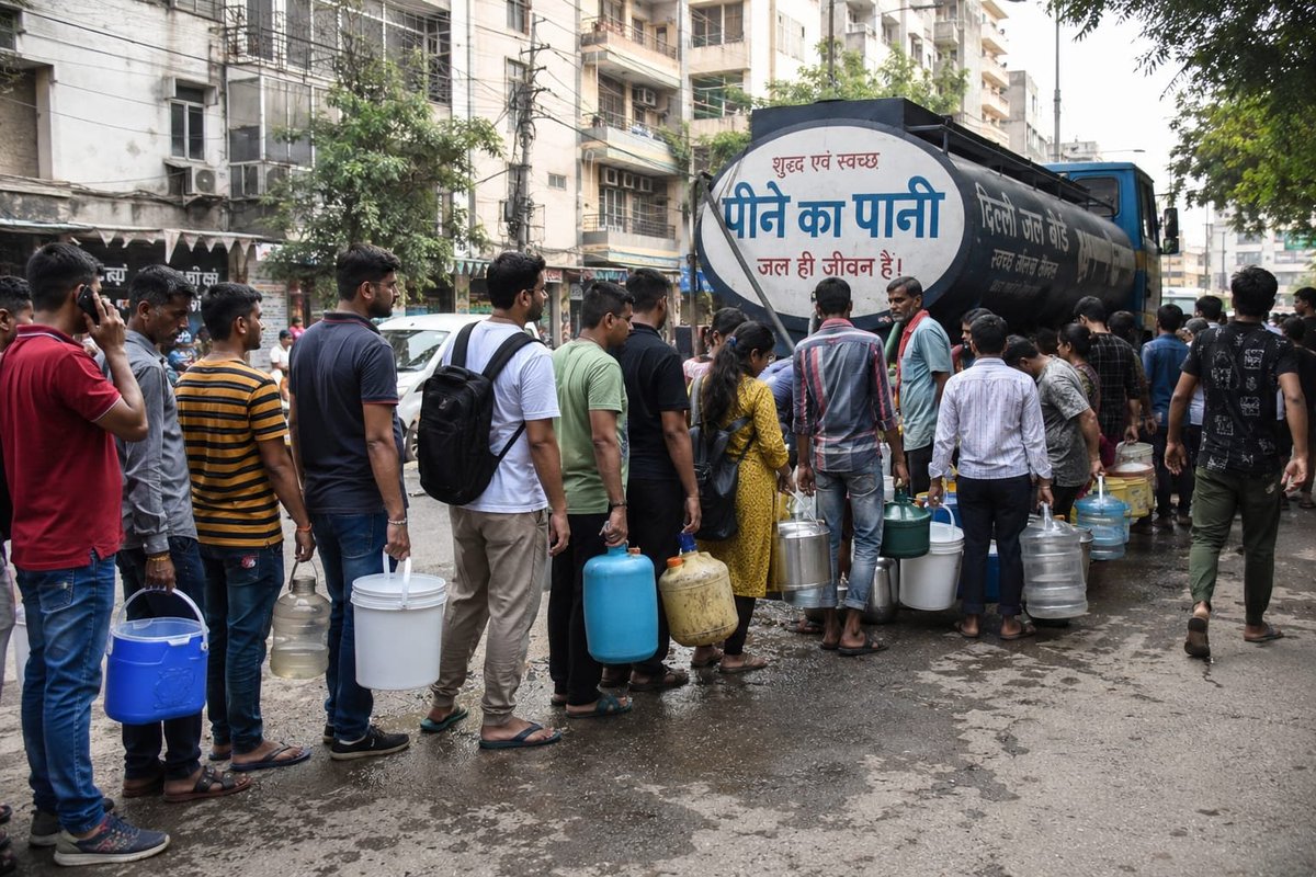 CommonBS786OM's tweet photo. गाँ..%#& धोने को पानी नहीं मिलेगा, और बनने चलें हैँ विश्व गुरु.. ये तस्वीर आपका भविष्य है 

नीति आयोग की रिपोर्ट अनुसार भारत के 21 बड़े शहरों में भूमिगत जल स्तर मुश्किल से 1% ही बचा है. जो अगले सालों में जीरो होगा.

पंजाब के - अमृतसर, लुधियाना,पटियाला, मोहाली 
                और जालंधर..

राजस्थान के - अजमेर, बीकानेर, जोधपुर, जयपुर 

हरियाणा के - गुरुग्राम , यमुनानगर.

MP के - इंदौर  रतलाम.

कर्नाटक - बंगलौर 
तेलंगाना - हैदराबाद 
तमिलनाडु - चेन्नई 

उत्तर प्रदेश - लखनऊ, नोएडा 
महाराष्ट्र - मुंबई, पुणे 
बिहार -पटना.

ट्रम्प और इजराइल तेल के लिए लड़ रहे हैँ 
जबकि हमारी लड़ाई पानी के लिए होने वाली है 

अल नीनो की चेतावनी को हल्के में मत लीजिये 
सरकार से रोज़गार तो बाद में मांग लीजियेगा 
पहले पानी की कमी पूरी होने का वादा लीजिये 

पानी बिन सब सून, कहावत सच होने जा रही है..