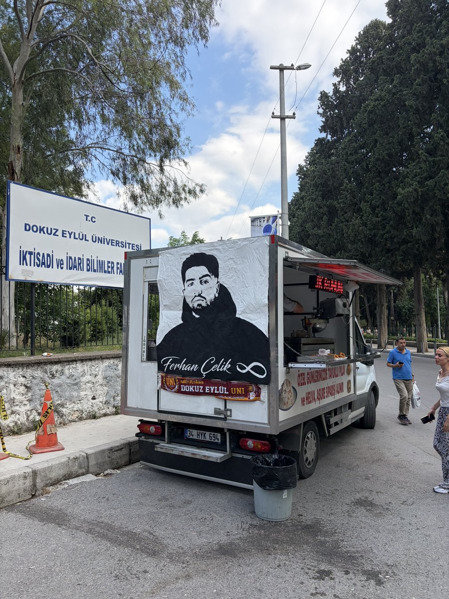 uAUNIDokuzEylul's tweet photo. Kardeşimiz Ferhan Çelik hayrına lokma dağıtımımızı yaptık. Mekanı cennet olsun. 

Hayrımıza misafir olan uA UNI Bakırçay, UNIBJK ve UNIGFB’ye teşekkür ederiz.

#ultrAslanUNI
#uAUNIDokuzEylul https://t.co/2qohnUmGaF