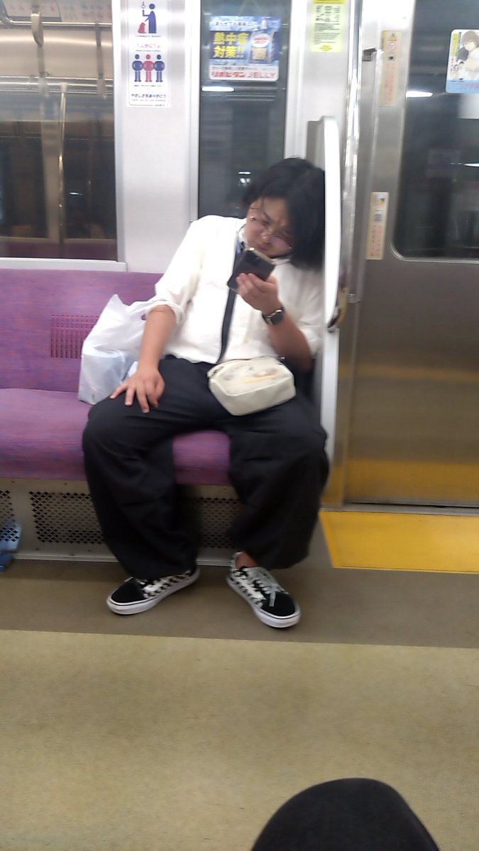 CopsMersey70229's tweet photo. このデブサイク眼鏡ジロジロこっち見てきてキモいんだけど https://t.co/YLOYFimU58