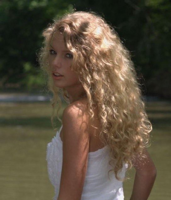 musictrendscol's tweet photo. Se cumplen 20 años del debut de Taylor Swift en el mundo de la música con el estreno de su primer sencillo “Tim McGraw” 💿📝🥹 https://t.co/buwu2Qb64w