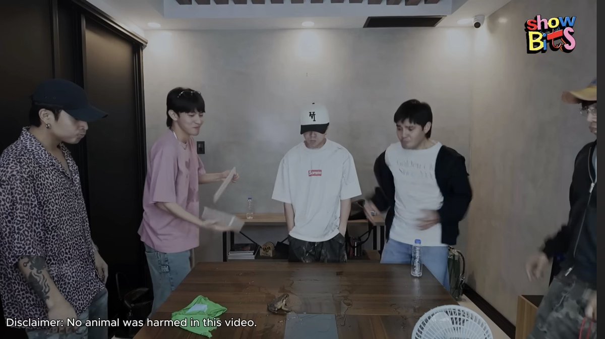 joshtinmoments's tweet photo. remember this? staff na sya ng 1z hahaha ayan starring pa sa mv ni jah 😁

stream dahon musicvideo
@justintdedios #justin
#justindahon #dahonmv https://t.co/cX6q2Euet9