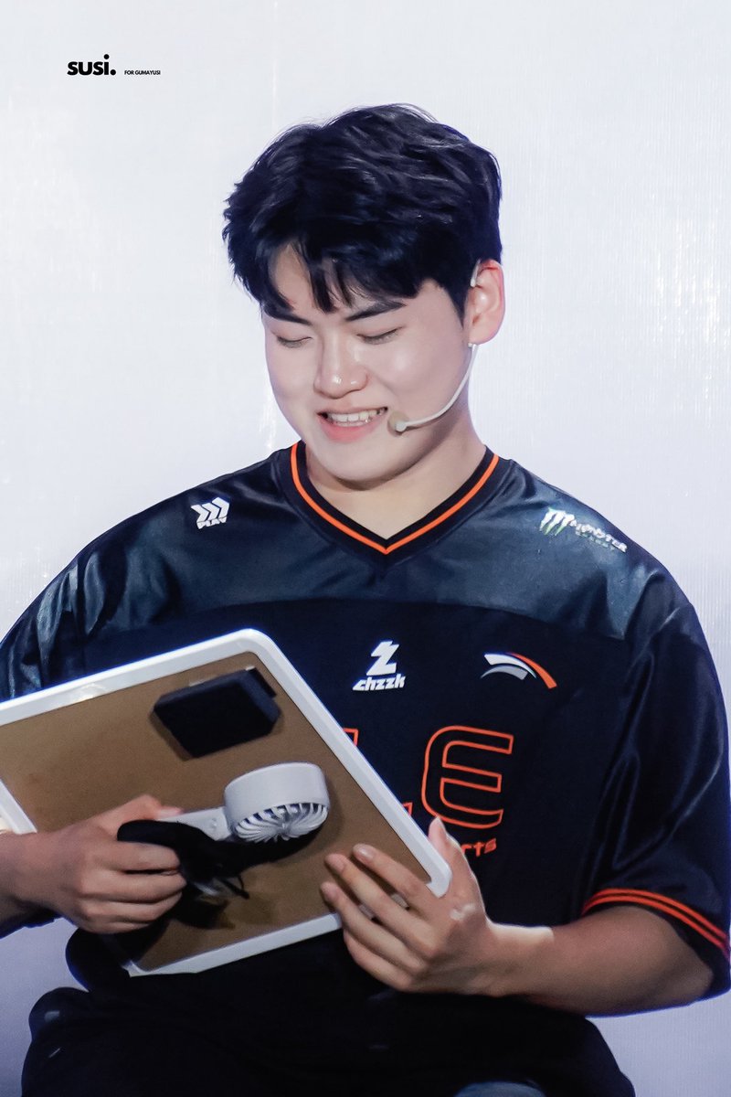 susi_gmys's tweet photo. 260618 베트남 팬페스트

안없유시!!!

#구마유시 #GUMAYUSI #이민형
@gumayusi_min https://t.co/q9sylw8dPl