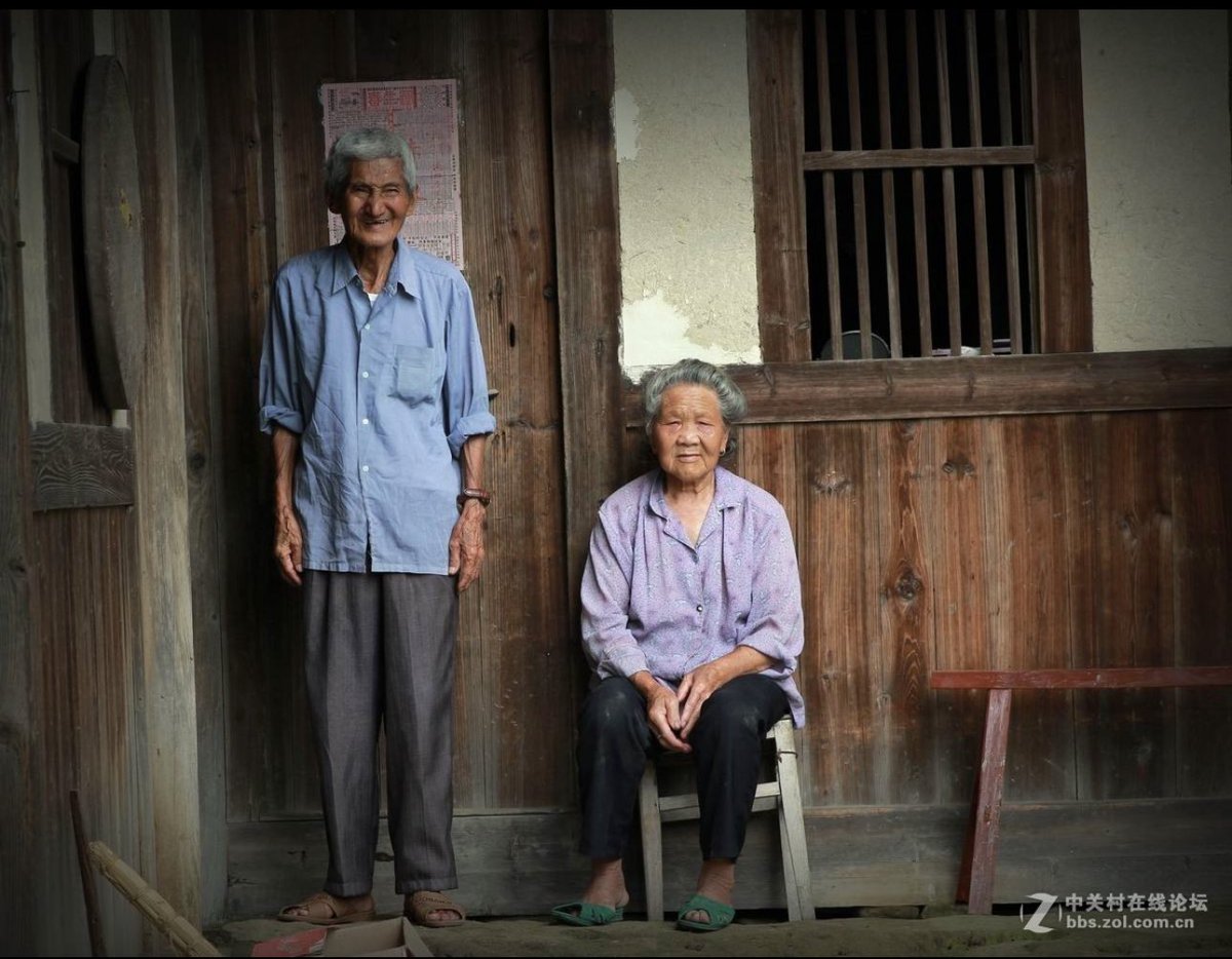 lunfeiepolai's tweet photo. 他们不是数字，他们是共和国的建设者

这些年我们总是听到一句话：中国发展取得了巨大成就。这个判断我并不否认。中国确实从贫穷走向了工业化，从落后走向了世界制造业大国，城市面貌翻天覆地，基础设施建设也改变了无数人的生活。可是，承认成就，并不意味着可以忽略代价；赞颂发展，也不能遮蔽那些在发展过程中被亏欠的人。

我越来越觉得，今天很多经济和社会问题，本质上是在偿还过去高速发展时期欠下的账。土地财政、房地产扩张、地方债、基建冲动，曾经支撑起了一个看起来繁荣的时代。县城修了宽马路，建了新区，盖了高楼，开了商场，工地热火朝天，小餐馆、建材店、中介门店也跟着热闹起来。可当房地产退潮、土地卖不动、项目减少之后，县城突然冷下来了。人们才发现，很多地方拥有了城市的外壳，却没有留下足够多能长期发工资的产业。

县城的问题，说到底是饭碗的问题。土地财政造出了空间，却没有造出足够多的就业岗位。很多普通县城，体面生活主要集中在体制内、关系户、本地老板和少数资源性行业里。对没有关系、没有编制、没有资本的年轻人来说，留在县城并不容易。于是年轻人继续流向大城市，县城只剩下老人、孩子、公务员和少数生意人。这样的县城很难真正振兴，因为它不是生产中心，只是行政和财政维持下的生活场。

所以如果真要解决内需、缩小城乡差异，不能只靠口号，也不能再靠修广场、建新区、搞面子工程。县城振兴的核心应该是创造真实岗位，让人能工作，能赚钱，能留下来。一个地方有没有希望，不是看楼有多高、路有多宽、标语有多响，而是看一个普通人不靠关系、不靠送礼、不靠编制，能不能在这里找到一份像样的工作，做一门正常的生意，过一种有尊严的生活。

更让人难受的是，这一轮转型最先压到的，是那些靠建筑业吃饭的农民工。他们不是不努力，他们恰恰是最能吃苦的一批人。过去几十年，中国的楼房、道路、桥梁、厂房、县城新区，很多都是他们用肩膀、腰和膝盖一点点扛出来的。可当房地产和基建收缩的时候，他们一辈子积累的手艺突然变得不那么吃香了。会打灰、会砌墙、会绑钢筋、会贴砖、会搭架子的人，到了五十岁上下，突然发现工地少了，包工头不接电话了，工资还可能被拖欠了。

这不是一句“产业转型”就能轻轻带过的事。转型不能只让最没有议价能力的人承担成本。对这一批建筑农民工，国家应该有明确的补贴、再就业、技能认证和岗位承接。老旧小区改造、管网维修、危房加固、乡村住房建设、公共设施维护、县城物业维修，这些都应该变成长期岗位。不能让他们年轻时建设城市，老了以后被城市和时代一起丢下。

还有农村老人，尤其是六七十岁、七八十岁以上的那一代人，更不应该被一句“没有交过养老保险”轻飘飘地打发掉。是的，他们可能没有像城镇职工那样缴纳现代意义上的养老保险，但他们年轻时交过公粮，承受过工农业剪刀差，支撑过国家早期工业化，也把子女送进城市打工，继续为城市建设贡献劳动力。他们没有养老金账户上的数字，不代表他们没有历史贡献。

说农村老人每个月一百多块钱养老金是“白给的”，这话太冷了。那他们年轻时低价交出的粮食算什么？他们被限制流动、支援城市工业化的岁月算什么？他们响应政策、消化产能、购买家电下乡产品算什么？他们奉献了一辈子，老了以后却只能拿一点象征性的补助，这不是体面养老，更谈不上历史尊重。

有人说中国传统就是养儿防老，国家给一点钱，儿女再补一点，老人日子就能过。可是，家庭有赡养责任，不等于国家可以没有责任。国家曾经享受过他们的付出，就应该给他们一份制度性的保证。不能年轻时说他们是国家建设者，老了以后又说他们只是家庭负担。更何况，今天很多子女自己也背着房贷、教育、医疗和就业压力，把养老责任全部压给家庭，只会让一代人的苦变成下一代人的苦。

我知道国家财政并不轻松，也知道人口老龄化压力很大。但财政困难不能永远成为推迟公平的理由。少搞一些无效基建，少搞一些形象工程，少搞一些没有真实收益的项目，把钱集中起来，优先给高龄农村老人建立更有尊严的养老金补贴，这并不是做不到。尤其是那些已经七八十岁、八九十岁的老人，他们等不起了。很多人已经享受不了多少年了，先让他们安心养老，是国家应该还的一笔历史账。

真正的发展，不应该只是高楼、道路、GDP和财政收入，也应该包括那些建设者晚年能不能有尊严。真正的成就，也不能只写在宏观数字里，还要体现在普通老人能不能吃好饭、看得起病、冬天舍不舍得开暖气、手里有没有一点不用向儿女开口的钱。

我不是否认中国的发展成就。我只是觉得，一个成熟的国家，应该既敢讲成就，也敢承认亏欠。那些农民、农民工、农村老人，不是统计表里的数字，不是宏大叙事里的背景板。他们是共和国工业化、城市化和现代化真正的建设者。国家不能只在需要他们的时候赞美他们伟大，在他们老了以后却让他们自己承受贫穷和沉默。不能让地基上的人老无所依。给他们更多养老金，给他们更真实的保障，给他们一份迟到的尊重这不是施舍，是还账。