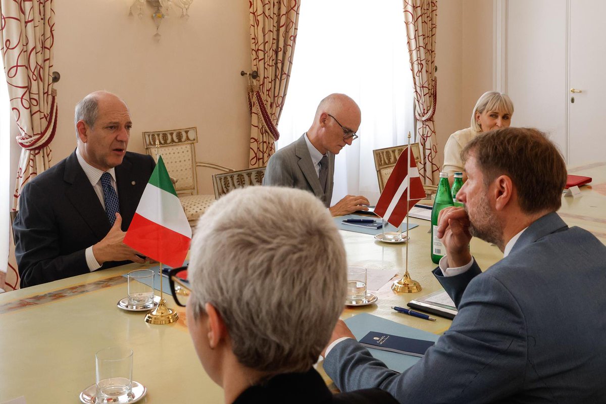 ItalyMFA's tweet photo. Il Segretario Generale del MAECI, Amb. Riccardo Guariglia, ha incontrato oggi alla #Farnesina il suo omologo della Lettonia 🇱🇻 @AndzejsVilumson.

L'incontro ha consentito un ampio confronto sulla cooperazione bilaterale e sui principali dossier internazionali, con particolare attenzione al sostegno all’Ucraina, alla difesa europea 🇪🇺, al contrasto delle minacce ibride e della disinformazione, alla crisi in Medio Oriente e alle relazioni transatlantiche.