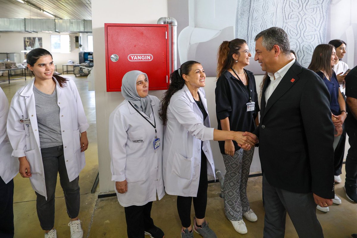 tbmmozgurozel's tweet photo. Seçilmiş Genel Başkanımız Özgür Özel, Denizli’de bir tekstil fabrikasını ziyaret ederek işçilerle bir araya geldi. https://t.co/O2hdoEhFmM