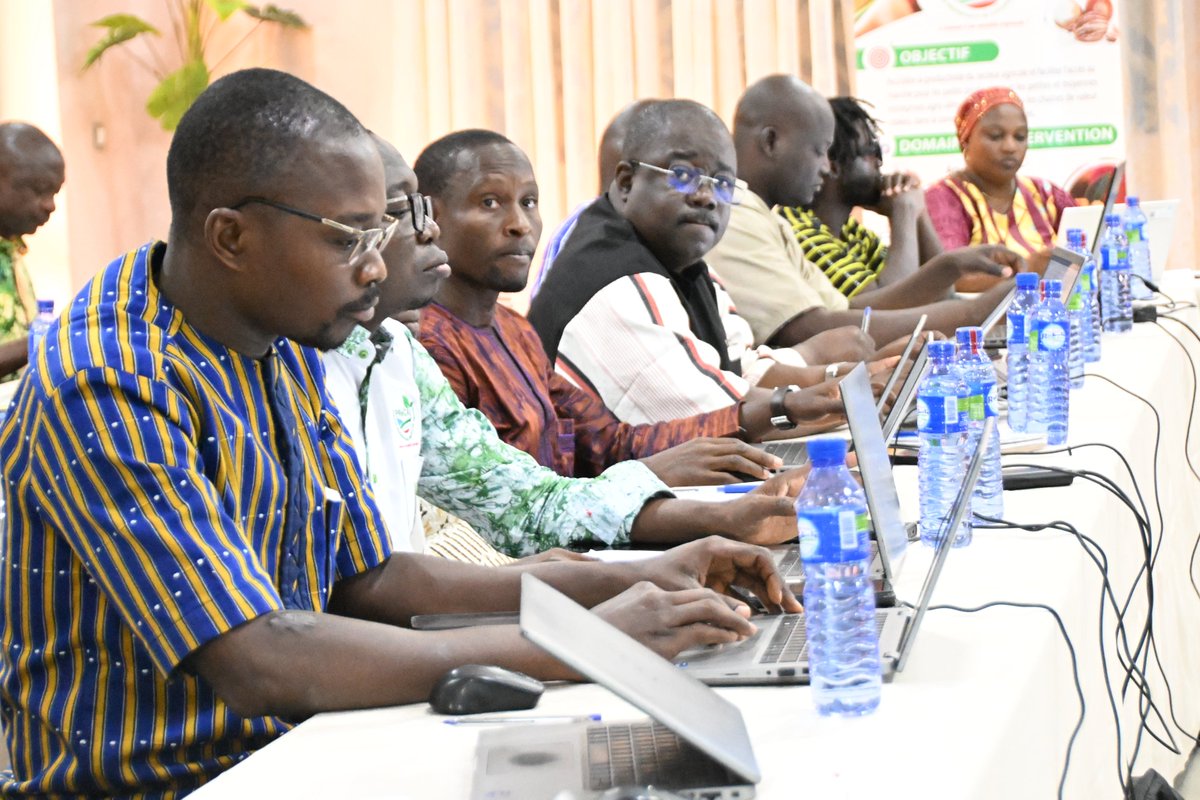 ProjetPATABF's tweet photo. Réunis en session extraordinaire ce 19 juin, les membres du Comité de pilotage du #PReCA ont salué les performances du Projet et réaffirmé leur engagement à préserver ses acquis. En retour, le Coordonnateur du PReCA, Adama SIRI, leur a témoigné la reconnaissance de son équipe. https://t.co/AFQxBEgHZx