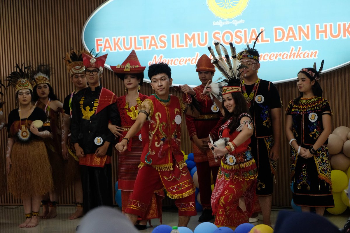 woonhakumon's tweet photo. abis nonton talkshow lanjut nonton fashion show! ^^
setiap look punya konsep, setiap langkah punya cerita. pluss baju-baju adat &amp; penampilan pesertanya bener-bener wowww :Ooo https://t.co/2nxd8mxRu9