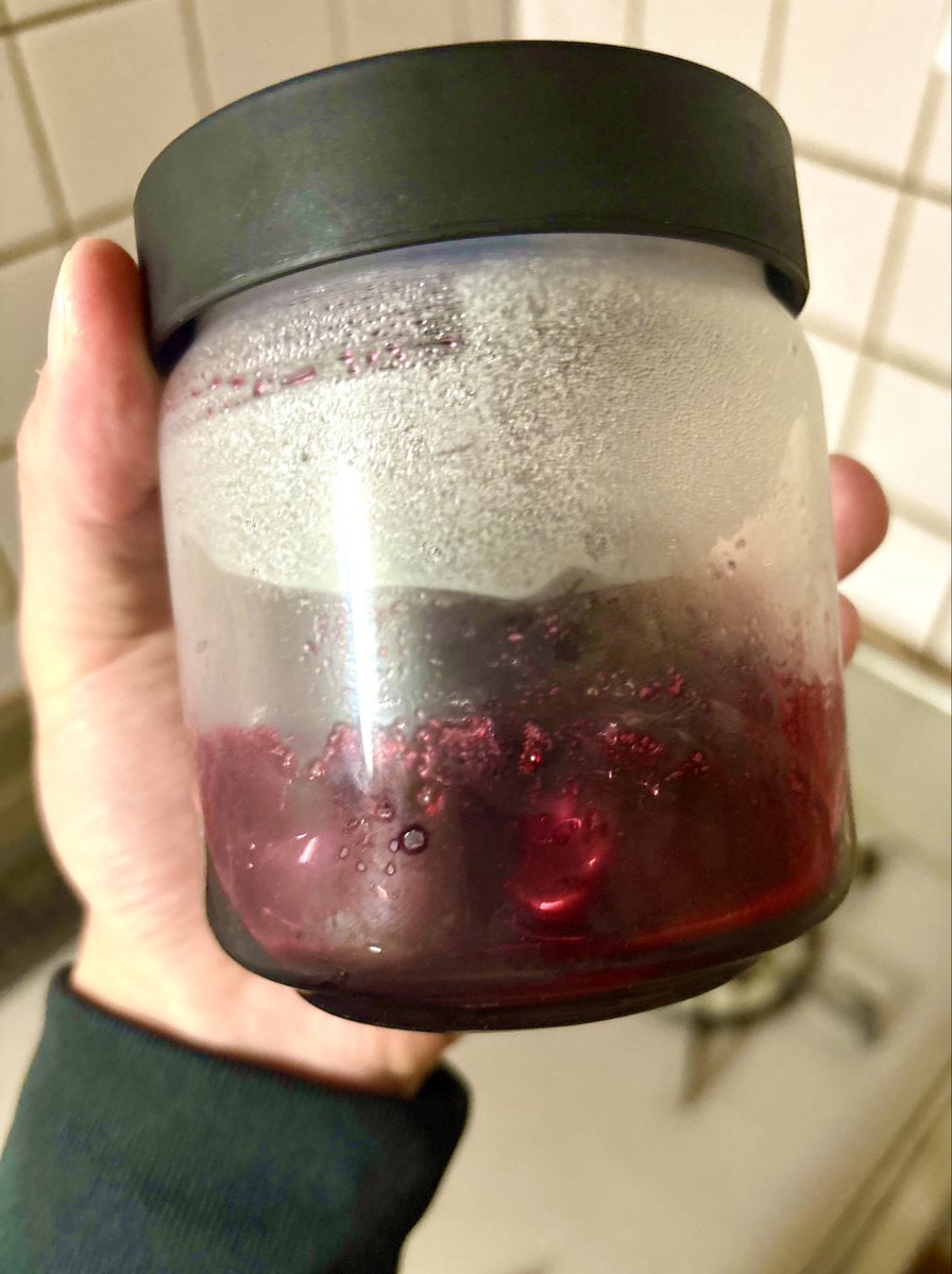 wormw00d55's tweet photo. 今日は桜桃忌なので夕食に筋子納豆をいただき、食後にダークチェリーのソースを作りました。
色々とご経験の豊富な有識者にはバレバレだと思いますが先のポスト、血じゃなくて果汁ですのでご安心を…
#おうちごはん #お菓子作り https://t.co/TI19oaIO5Q