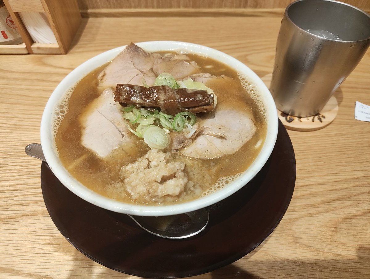 hui_tre's tweet photo. 滞在時間4時間のはずが6時間になったのでラーメン食べた。なにげにラーメンストリート始めて入ったかも。 https://t.co/OyhIxCjb2V