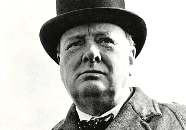 SaintMontjoie's tweet photo. « En juin 1940 l'Angleterre n'avait plus d'armée. Nous n'avions pas vu la question des chars et celle de l'aviation sur un plan suffisant. L'armistice nous a en somme rendu service. Hitler a commis une faute en l'accordant. Il aurait dû aller en Afrique du Nord, s'en emparer pour continuer sur l'Egypte. Nous aurions eu alors une tâche bien difficile. » Winston Churchill