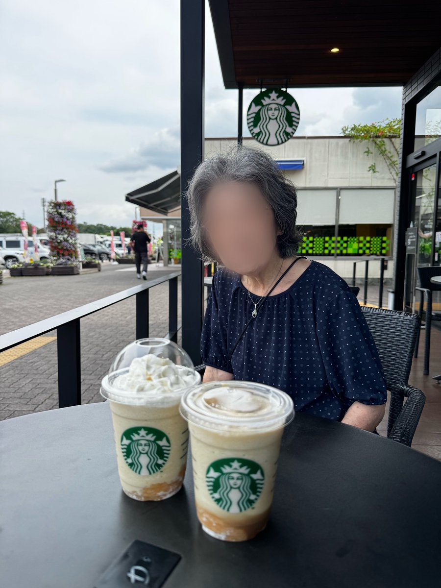 santoph's tweet photo. まもなく90歳になる母のスタバデビューは一人息子とのデートでした。フラペチーノ美味しかったとご満悦で何より😊

母方のお墓参りの帰りに良い思い出が出来ました。 https://t.co/AHXRwrBWpj