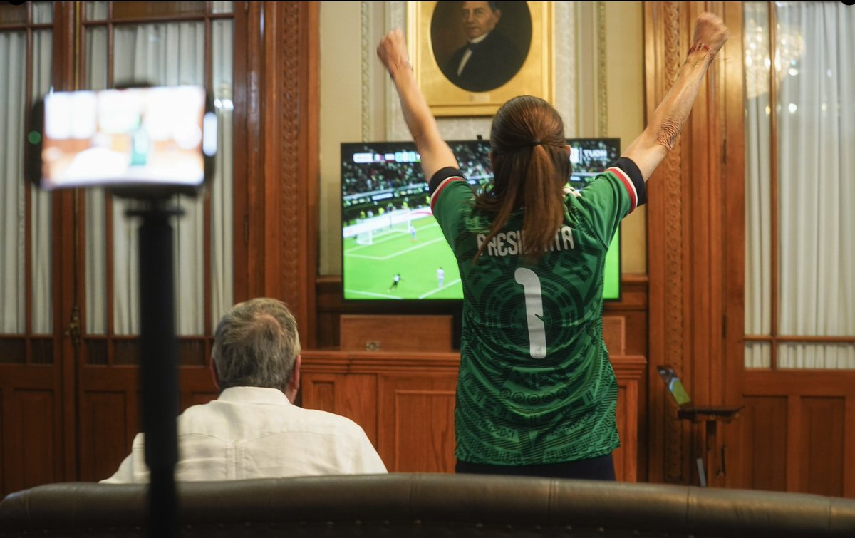 luzelenachavez8's tweet photo. El problema de los mexicanos radica en que no sabemos exigir. 
En esta imagen que subió la propia @Claudiashein con los brazos en alto y la camiseta de la selección mexicana, festeja a un equipo que hizo un muy mal papel frente a los coreanos: no ganaron por “chingones” sino por un error del portero de Corea del Sur. ¿Entonces?
No voy a analizar el partido desde el ámbito deportivo porque no soy experta, pero lo voy a llevar al terreno político dado que quien celebra la madiocridad es la presidenta de este país. 
Para ella, el pobre resultado de la selección mexicana frente a un fuerte adversario, lo reconoció Javier Aguirre, le queda como “anillo al dedo” como diría su antecesor, porque mantiene a los mexicanos en ese Status quo que su gobierno quiere para controlarlos: conformistas y peligrosamente mediocres. 
Está actitud es la que nos mantiene atrapados por un régimen que juega con el mismo nivel de la gran mayoría de los mexicanos: chiquito, gris, corriente, deficiente. 
Por supuesto que Sheinbaum estaba obligada a lanzar su euforia de espaldas a la cámara, porque de hacerlo de frente su gesto sería de enorme satisfacción no por el pobre resultado, sino por la nula actitud de exigencia, de grandeza, de esfuerzo para salir adelante por parte de los mexicanos.
México es nuestra patria, merece mucho más de lo que le damos. ¿Es tan difícil salir del conformismo y la mediocridad? No lo creo. Para lograrlo solo se necesita ser exigente con uno mismo y entonces ya no veremos selección de futbol de tabla mediana y, mucho menos, una mandataria de espaldas y con los brazos en alto.