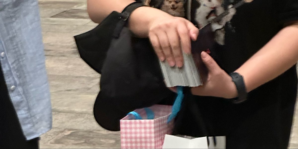 nothing__1994's tweet photo. 썸머언니 자기 인기 생각 못하고 사인 엽서 백몇장만하셔서 오억 휀걸들 다 못 받은 사건
팔 아프셨겠는데ㅠㅠ 오늘 겨울왕국 연습도 갔다오셨다는데ㅠㅠㅠ 열심히 사는 우리 썸머🥹 https://t.co/U1WDWYAip6