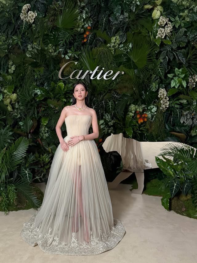 ForeverKimJisoo's tweet photo. 061926 JISOO Instagram update with Cartier’s Into the Wild exhibition in Seoul, South Korea. https://t.co/1vFJyoeuVk