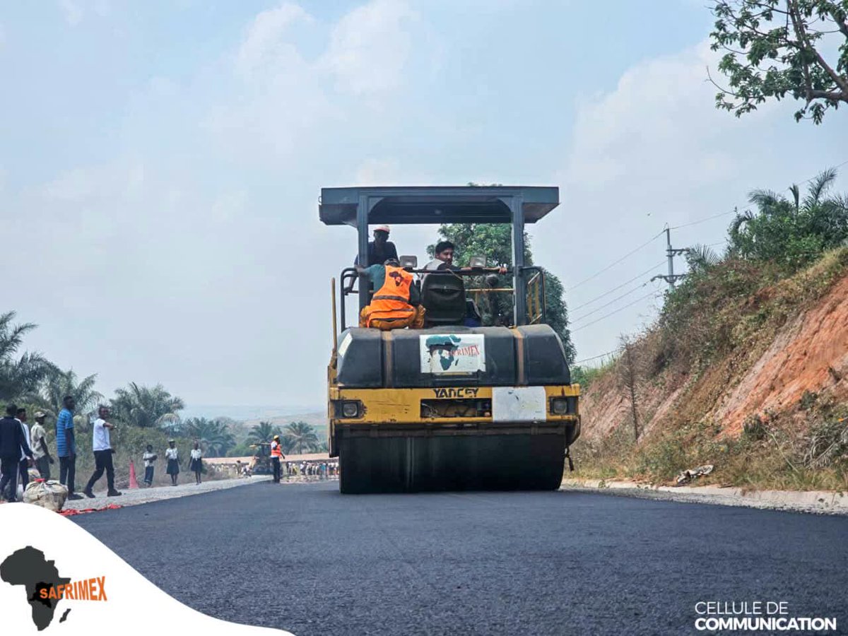 DenisYombo's tweet photo. 📍#Kasaï_Or 🇨🇩 : Depuis Katende (30 Kilomètres), dans le territoire de Lupatapata, les travaux d'asphaltage de la RN n°001 progresse vers Mbujimayi.

@safrimex_sarl 📸

@MinITP_RDC @Presidence_RDC @bilemboyacongo @VisitKasaiDRC https://t.co/hj4o9Zjre8