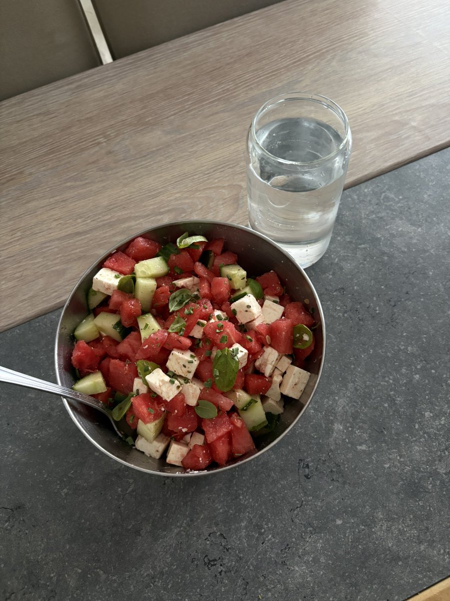 1ku2z's tweet photo. Le combo pastèque fêta quand il fait 32°, il régale https://t.co/NpuosLz6WU
