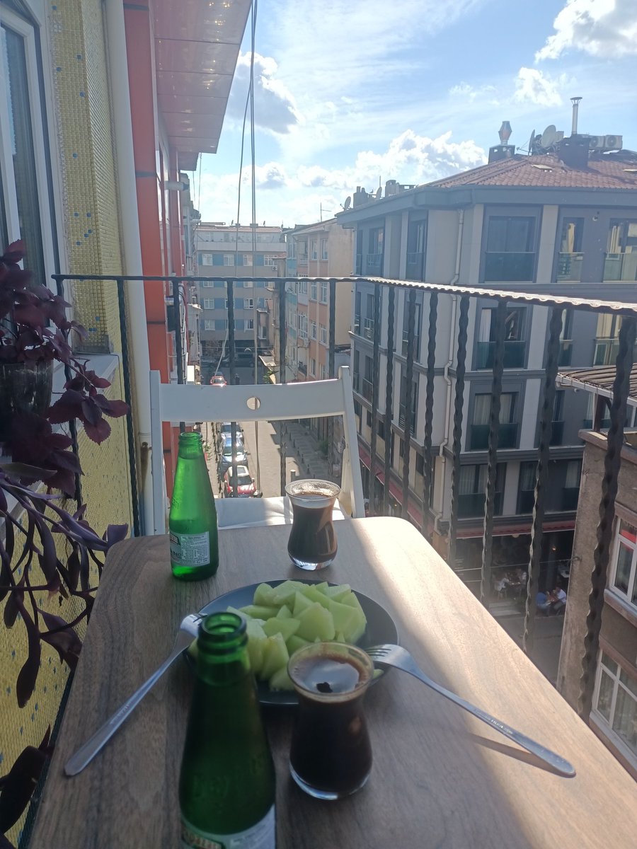 Heylimiproleter's tweet photo. kavunu aldık geldik çatalı da biz ayarladık antakya kahvesi diye zift içirdi ayrıca güneş filan var tavsiye etmiyorum google değerlendirme puanım 1 (bir) https://t.co/4vunDPanW5