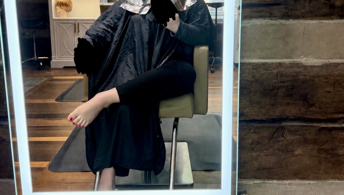 bareftgingbabe's tweet photo. getting my hair done with YOUR money 💅✨

every tip, gift, and purchase goes right back into keeping me cute 😘

who’s helping pay for the next appointment? 👀💸 https://t.co/UkKOoJ50QX