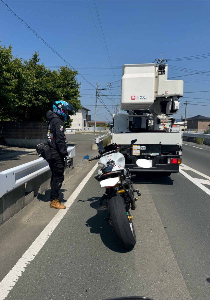 iwarin1200's tweet photo. 夏の風物詩。
長い信号待ちは
バイクから離れて無いと無理。

水冷Lツイン1200cc外車の洗礼

炎上するかもだけど
絶望的な渋滞とかで
スリ抜けするなは無理。 

空冷の方が熱いとか言うけど
水冷の方が無理

お尻と右脚が灰になる。

構わずスリ抜けさせてもらう

ま、乗らないのが最善な選択👧🏻 ̖́- https://t.co/5QeUYzFFhc