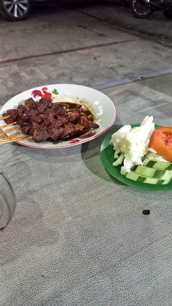 augustta3219's tweet photo. Dia bilang : besok pas kamu pergi aku juga jajan ya, pengen kambing2an. Kamu kan ga doyan

Umm no no tidak semudah ituuuu..aku tetep ikut HAHAHA https://t.co/Auxrf257K2