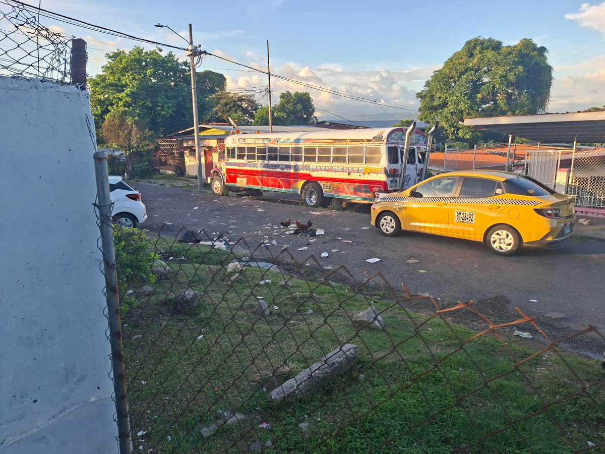Vicenteb60's tweet photo. Continuamos denuncioando la mala manera de recoger la basura por parte de la @AAUD_Panama en San miguelito, pedimos ayuda a la @jc.omartorrijos, @smalcaldia, @irmaehernandezb, @oscaragutierrezv, @tvnnoticias, @TReporta https://t.co/ocu9d1hcXl