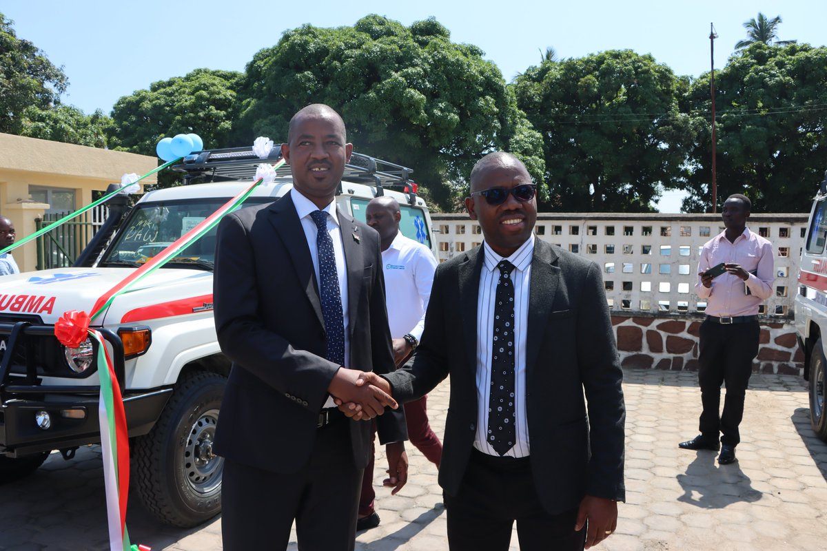 rusumorpcl's tweet photo. Rusumo Power Company Limited has handed over two ambulances to Burundi’s Ministry of Public Health as part of its Corporate Social Responsibility commitment, supporting improved emergency medical services and community well-being.

#CSR #Healthcare #Burundi #RusumoPower https://t.co/RcivZKNhUF