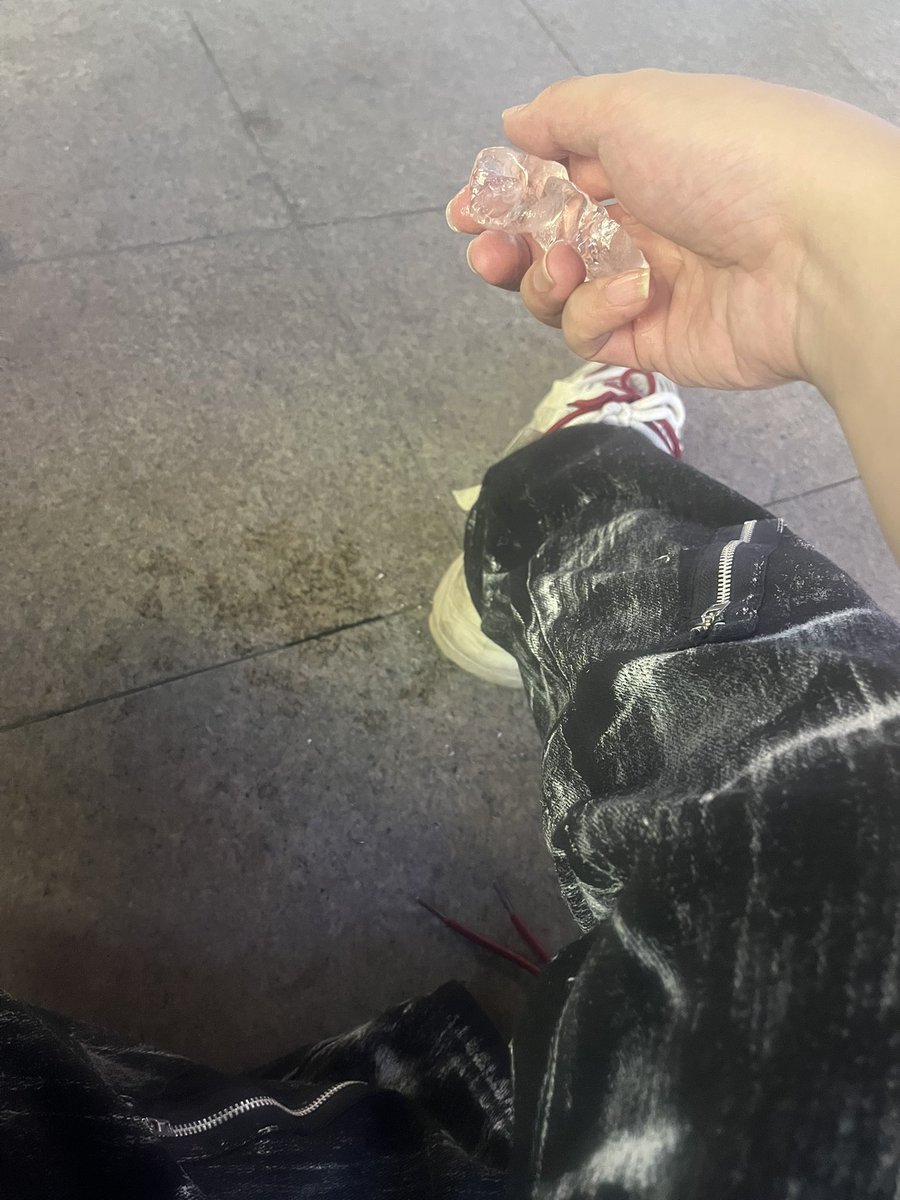 suglankk's tweet photo. 便利店冰杯的冰块是-28度，握在手里会有50度的温差，很痛，很舒服 https://t.co/rk5d87t683