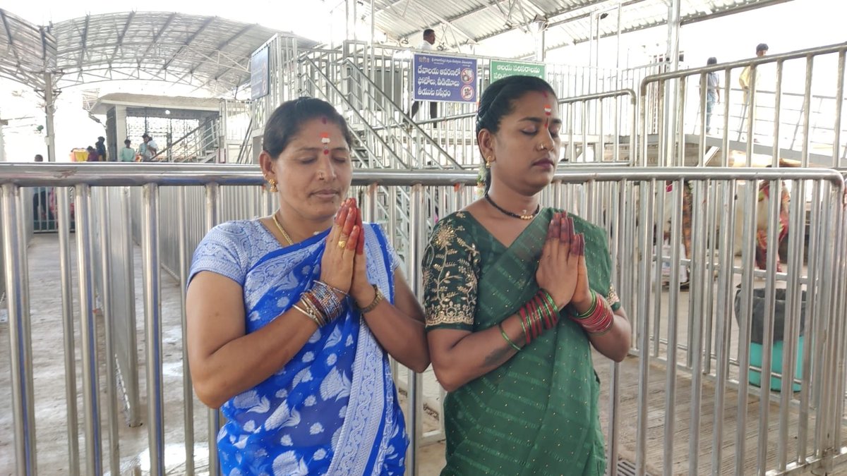 srrsdtemple's tweet photo. స్కూల్‌కు వెళ్లే ముందు స్వామివారి ఆశీస్సులు.. 🙏వేములవాడ శ్రీ భీమేశ్వర స్వామి ఆలయంలో ప్రతిరోజూ ఉదయం భక్తుల సందడి కనిపిస్తోంది. ముఖ్యంగా విద్యార్థులు పాఠశాలకు వెళ్లే ముందు స్వామివారిని దర్శించుకుని విద్యాభివృద్ధి, ఆరోగ్యం కోసం ప్రార్థనలు చేస్తున్నారు. https://t.co/31qdleocPU