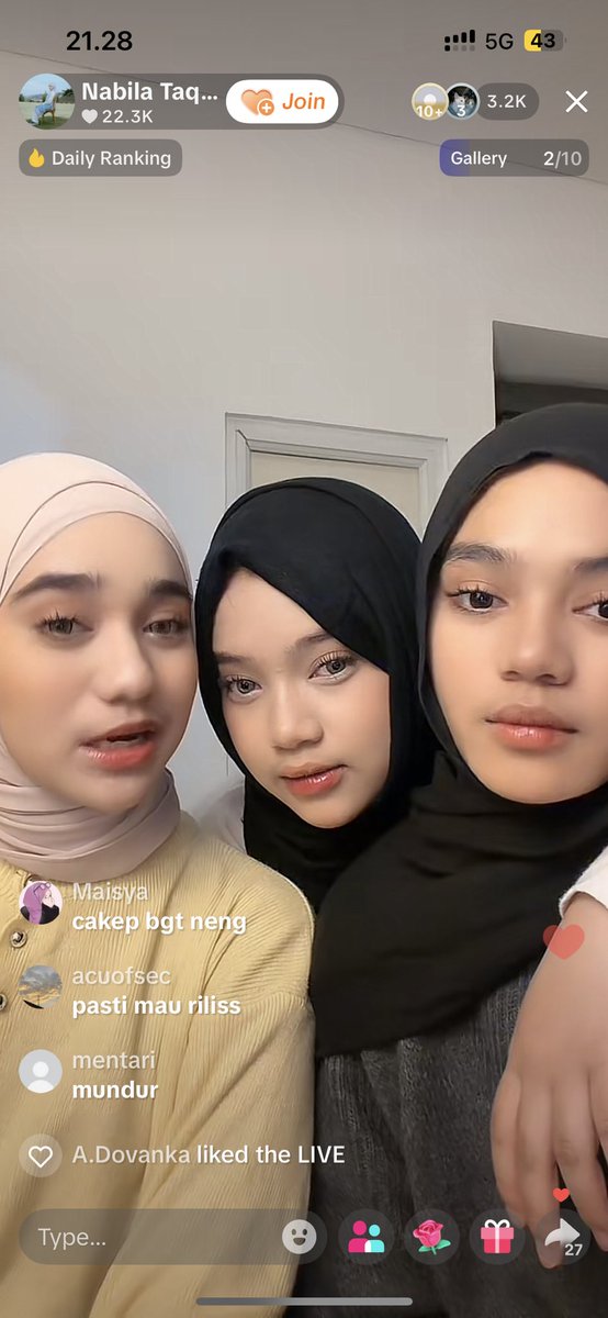 amoranap's tweet photo. CANTIK CANTIK BGT MASYA ALLAH TIGA WANITA PENGGEBRAK HATI AKU https://t.co/T5lD4SaXXZ