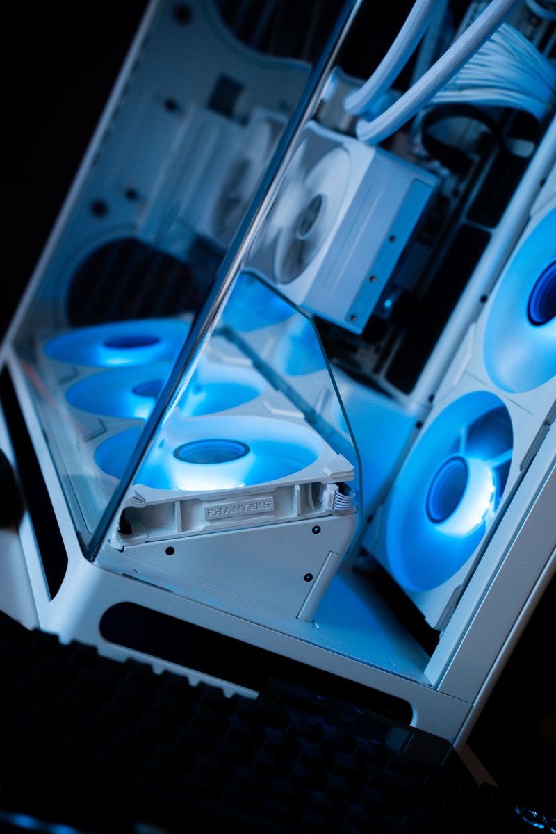 materielnet's tweet photo. Notre PC Celeste était aussi de sortie ce week-end pour magnifier notre setup simracing 🤩

🤍 NVIDIA GeForce RTX 5080
🤍 AMD Ryzen 9 9950X3D
🤍 RAM 64 Go DDR5
🤍 SSD NVMe 2 To PCI-E 5.0

#Hellfest2026 #GamingInHell

👉 https://t.co/XnbhAYL9yw https://t.co/eYBpXd0tsz