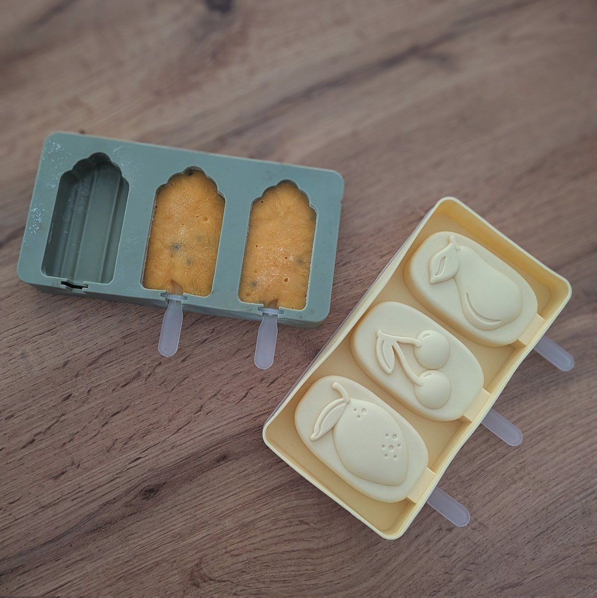 IDEpuisee's tweet photo. Je reviens à la charge mais pendant ces temps de canicule, branchez-vous glaces pour bébé ! Un moule sympa, quelques fruits mixés, un peu de yaourt, 4h au congel.. et ça fait un goûter rafraîchissant, fruité mais sans sucre pour toute la famille ! 🍨 https://t.co/IGUL0dEIYS