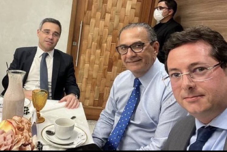 PedroVoge's tweet photo. Flávio Bolsonaro,Alcolumbre,Ibanês não são alvos do André Mendonça por que? https://t.co/7PP6PiX70r