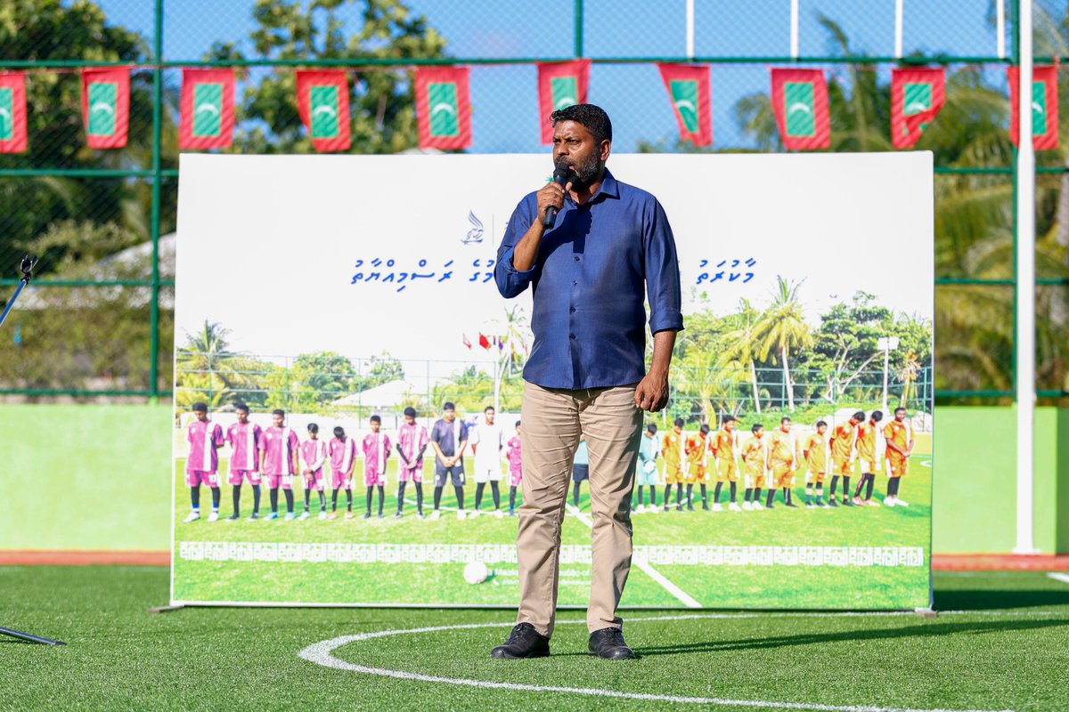 MoYSF_mv's tweet photo. ޒުވާނުން ބާރުވެރިކުރުވުމާއި ކުޅިވަރާއި ހަށިހެޔޮކަމާބެހޭ ވަޒީރު ޢަބްދުﷲ ރާފިޢު، ރ. މާކުރަތުގައި ސަރުކާރުން ޤާއިމްމުރެއްވި ފުޓްސަލް ދަނޑު ހުޅުއްވައިދެއްވައިފި.
މި ފުޓްސަލް ދަނޑަކީ މިދިޔަ އަހަރު ރައީސުލްޖުމްހޫރިއްޔާ ޑރ. މުޙައްމަދު މުޢިއްޒު ރ. މާކުރަތަށް ކުރެއްވު ދަތުރުފުޅުގެ ތެރެއިން ވެވަޑައިގެންނެވި ވަޢުދުފުޅެއް. ރައީސުލްޖުމްހޫރިއްޔާގެ ވަޢުދުފުޅާ އެއްގޮތަށް އަދި މާކުރަތު ރައްޔިތުން އެދިވަޑައިގެންނެވިގޮތަށް ސަރުކާރުންވަނީ ކުޑަދުވަސްކޮޅެއްގެ ތެރޭގައި ތަރައްޤީކޮށްދެއްވާފައި.