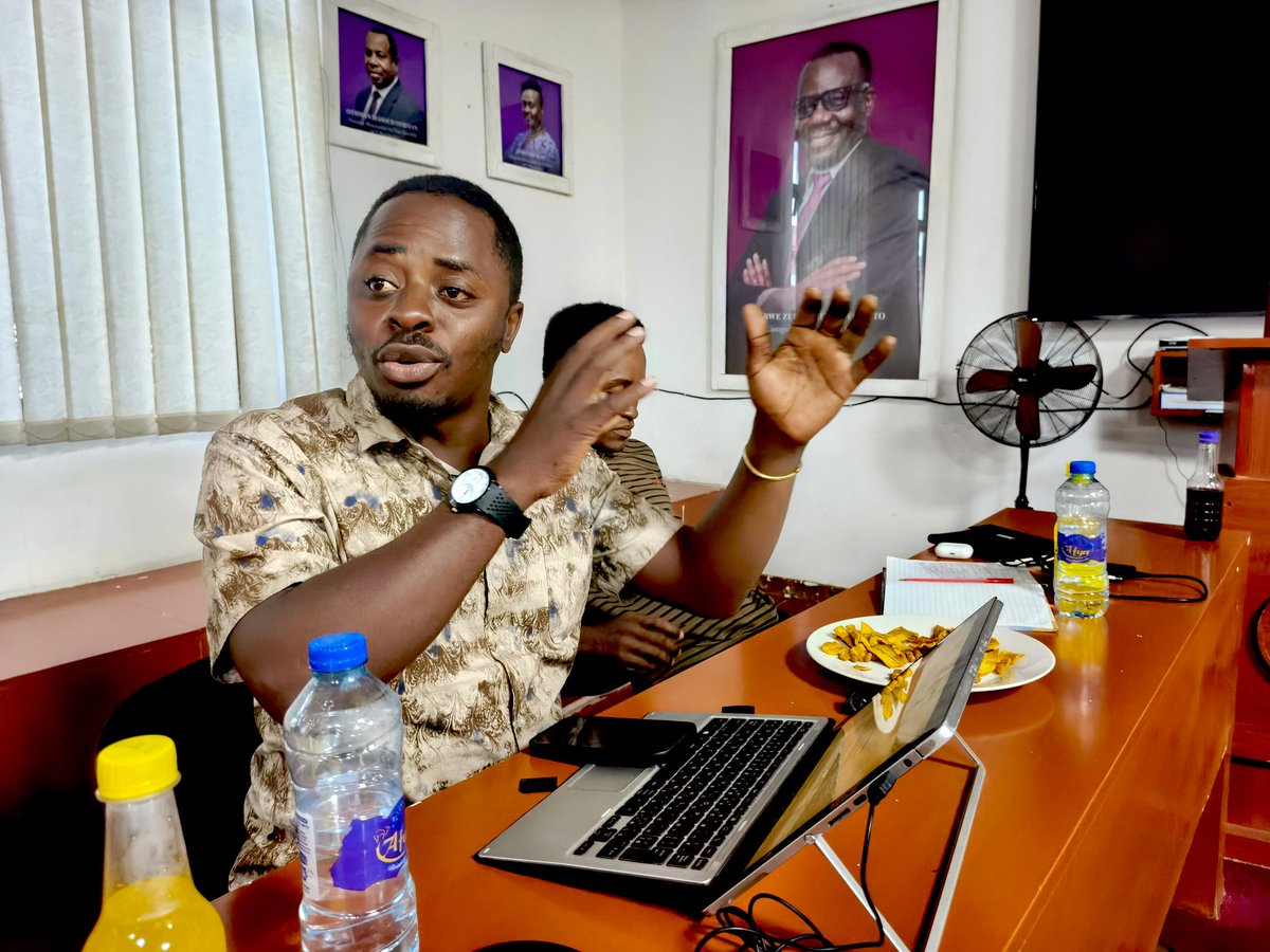 Amkapodcast's tweet photo. Leo Juni 19, 2026 Darasa la Wiki linaendelea katika Ukumbi wa Juma Duni Haji, Makao Makuu ya @ACTwazalendo (DSM.) 

Darasa letu la leo linaangazia MTAJI kwa mtazamo wa Karl Marx katika Kitabu chake cha DAS KAPITAL
📚✊🏽

Hili darasa linafanyika kila Ijumaa.

​#DarasaLaWiki https://t.co/F9LiZ0hU1l