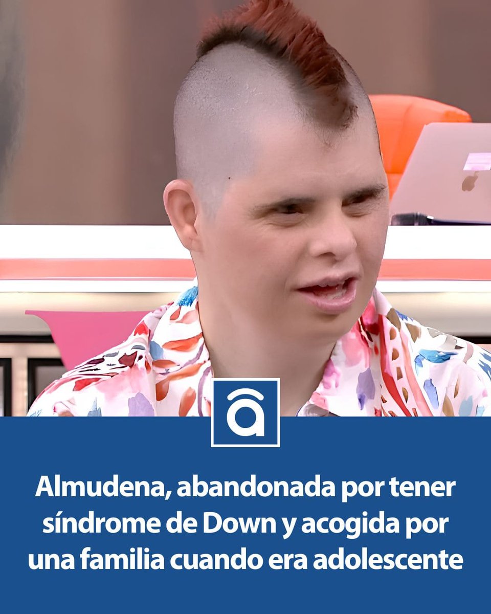 tododisca's tweet photo. Almudena, abandonada por tener síndrome de Down y acogida por la familia de Arantxa cuando era adolescente.

Arantxa se ha convertido en una ‘madre’ para Almudena, que hoy ya es una mujer de 43 años. Fue abandonada por su familia biológica por haber nacido con síndrome de Down. La situación se repitió con una familia de acogida, un hecho que marcó profundamente la vida de aquella niña con Trisomía del 21.

En la adolescencia, la vida de Almudena se cruzó con la de Arantxa en un campamento. Tenían 13 y 18 años por aquel entonces, y las migas que hicieron entre ellas se mantuvieron perpetuas en el tiempo, conmovidas por la impactante historia que tenía esa menor con síndrome de Down a sus espaldas.

Hoy, Almudena vive con su ‘familia’ junto al marido de Arantxa y sus hijos. Es un miembro más que ha tenido la oportunidad de tener un hogar y personas buenas a su alrededor en uno de los momentos más complicados a los que se ha enfrentado en sus, ahora, 43 años de vida.

La dureza que contiene la historia de Almudena no tardó en conmover a Arantxa durante aquel campamento. En el programa ‘Y Ahora Sonsoles‘, ambas mujeres han expuesto y detallado cómo fue ese primer contacto que, con el paso del tiempo, se materializaría en una relación de familia.

Arantxa decidió apostar por Almudena y darle el cobijo que en tantas ocasiones le habían rechazado únicamente por su condición. "Me conmovió su historia y vi que era una niña con mucha personalidad", indica esta ‘madre’.

Sin embargo, antes de llegar a tener un techo donde refugiarse y una familia con quien compartir tiempo, pensamientos e inquietudes, Almudena ha tenido un largo periodo de tiempo marcado por la soledad y la incertidumbre del ‘qué será de mí’.

Finalmente, un rayo de luz y esperanza apareció delante de Almudena bajo el nombre de Arantxa. Era una joven de 18 años que quedó impactada con su historia y decidió tomar una de las decisiones más importantes de su vida: acoger a aquella niña con síndrome de Down en su propia casa.